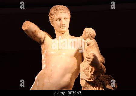 archeological museum olympia praxiteles hermes en dionysos|Hermes and the infant dionysus.